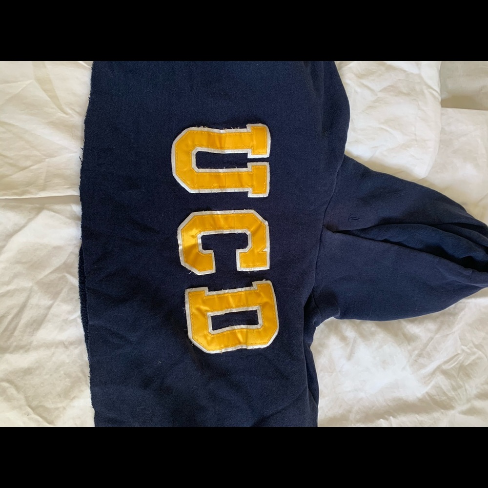 Cropped vintage style sweatshirt.